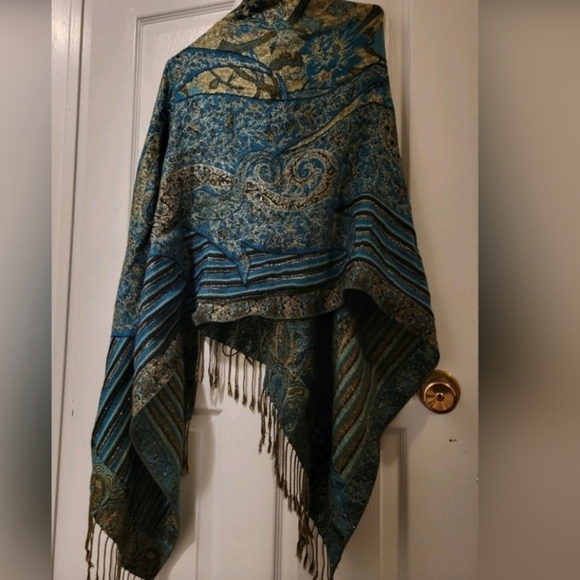 Vintage Large Shawl - Picture 3 of 3
